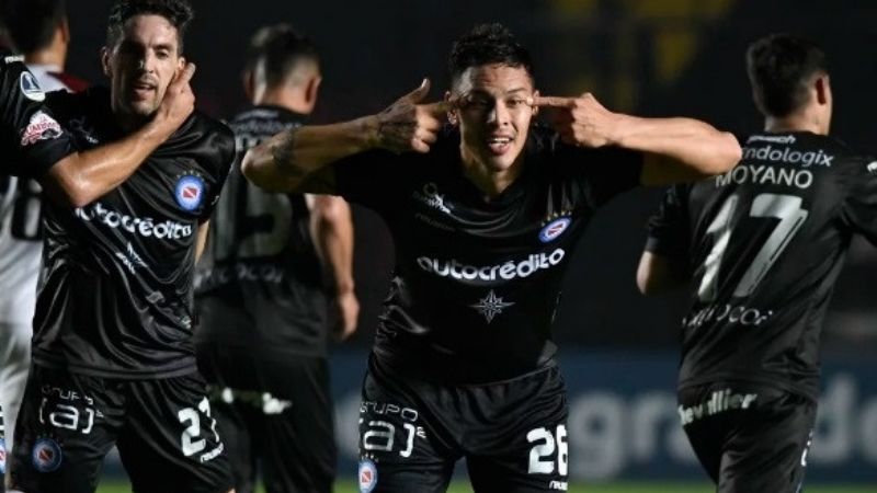 Argentinos Jrs. con ventaja ante Colón, en la Sudamericana