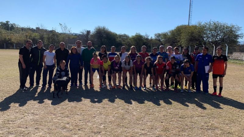 Candidatos y dirigentes acompañan el fútbol femenino