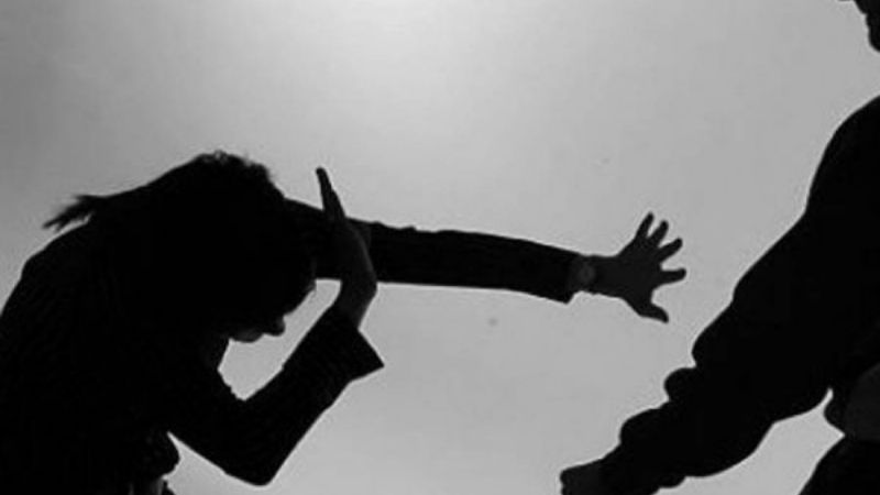 Agredió a su pareja y quiso golpear a su hija