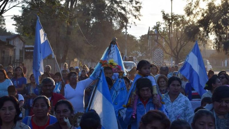 Multitudinaria muestra de fe en el paso de la Virgen del Valle por Pichanal