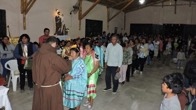 Multitudinaria muestra de fe en el paso de la Virgen del Valle por Pichanal