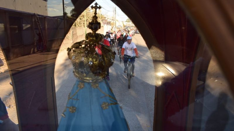 Multitudinaria muestra de fe en el paso de la Virgen del Valle por Pichanal