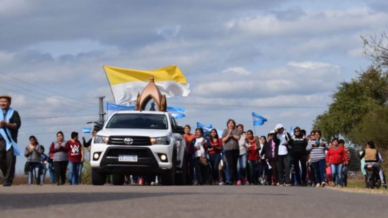 Multitudinaria muestra de fe en el paso de la Virgen del Valle por Pichanal