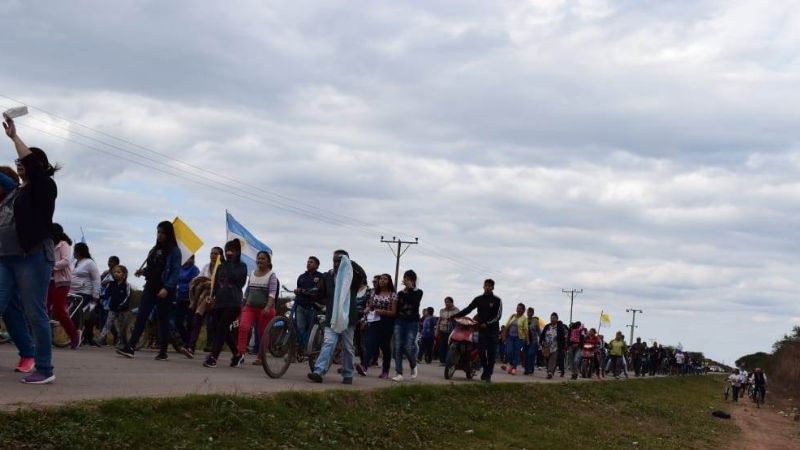 Multitudinaria muestra de fe en el paso de la Virgen del Valle por Pichanal