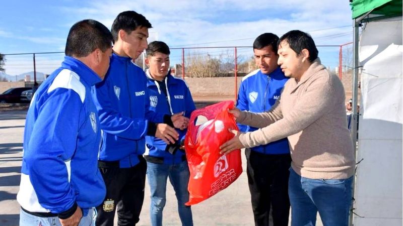 Nóblega participó de una jornada institucional en barrio Los Robledo