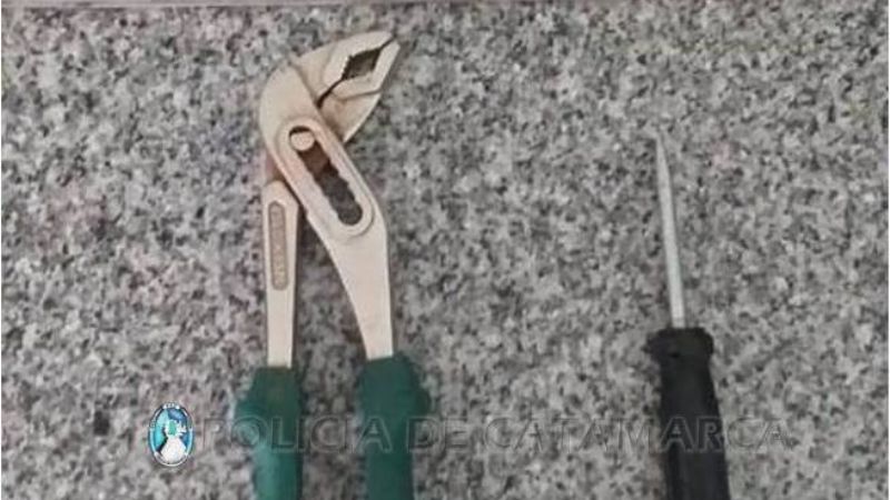 Sorprenden a un joven forzando una puerta con una pinza pico de loro