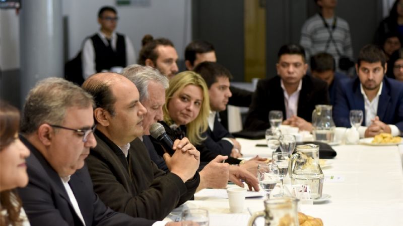 Gustavo anunció la creación de una línea de crédito para jóvenes profesionales