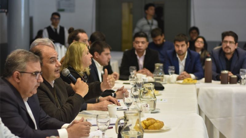 Gustavo anunció la creación de una línea de crédito para jóvenes profesionales