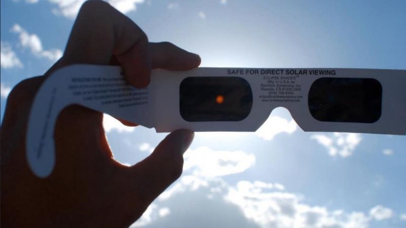 ¿Cómo son y cuánto valen los anteojos especiales para ver el eclipse solar?