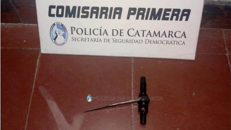 Sorprenden a dos ladrones intentando abrir autos estacionados