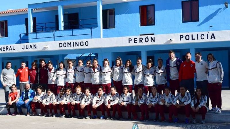 El plantel de fútbol femenino de River Plate en Catamarca