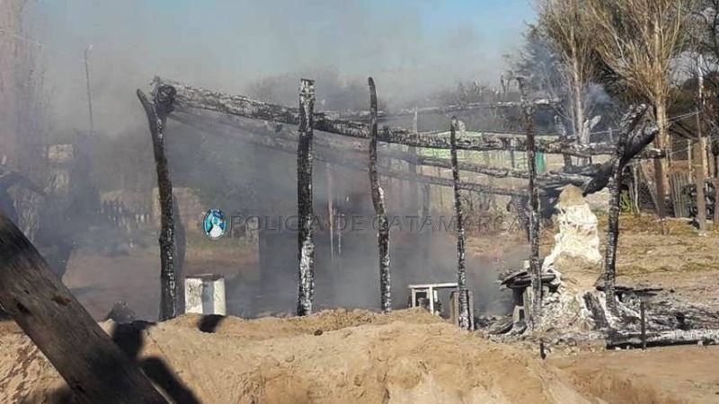 Un hombre le incendió la casa a una mujer