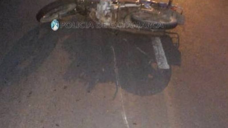 Adolescente perdió el control y se cayó de la moto