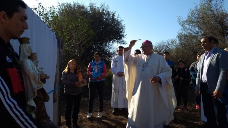 Inauguraron la capilla "Nuestra Señora del Carmen" y consagraron del altar