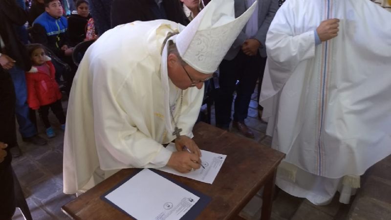 Inauguraron la capilla "Nuestra Señora del Carmen" y consagraron del altar