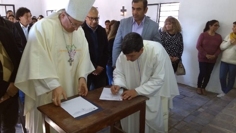 Inauguraron la capilla "Nuestra Señora del Carmen" y consagraron del altar