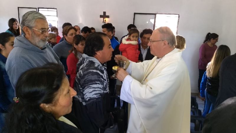 Inauguraron la capilla "Nuestra Señora del Carmen" y consagraron del altar