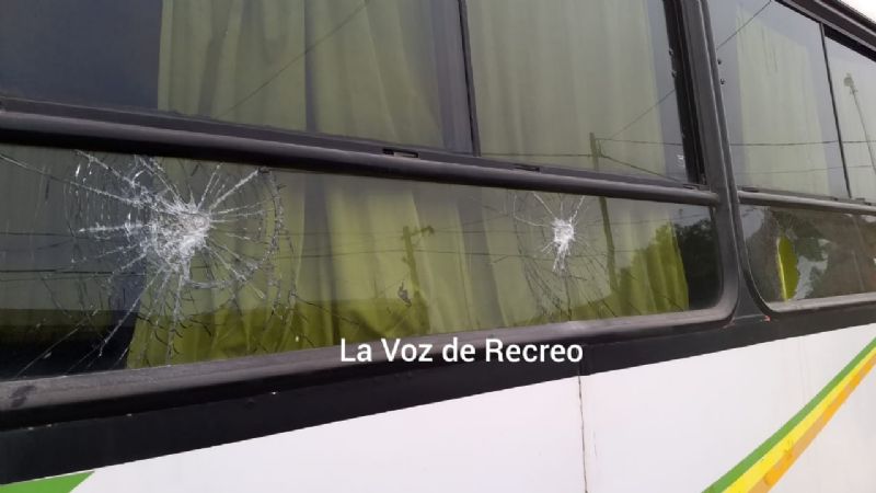 Rompieron vidrios de un colectivo en Recreo