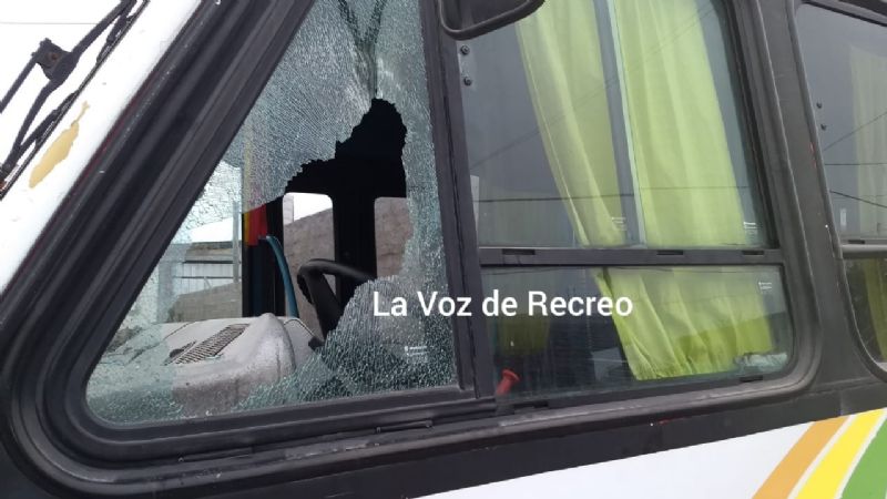 Rompieron vidrios de un colectivo en Recreo