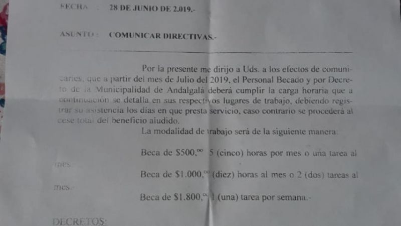 En plena campaña, Páez aprieta a los becados