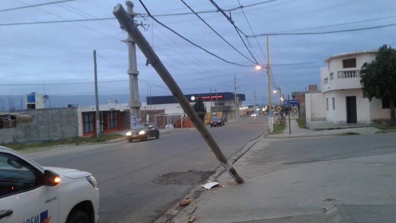 La EC SAPEM cambió un poste chocado por un auto