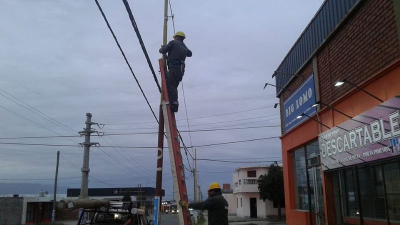 La EC SAPEM cambió un poste chocado por un auto