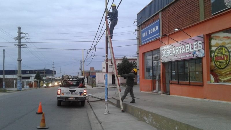 La EC SAPEM cambió un poste chocado por un auto