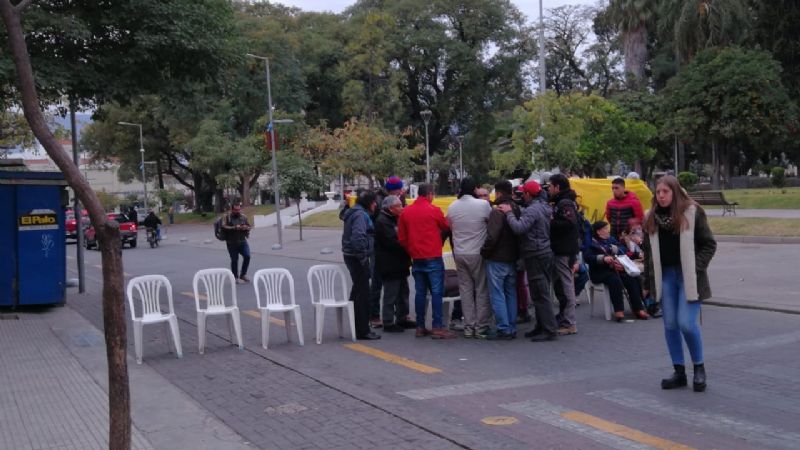 Jubilados sanitaristas cortan calles en el centro