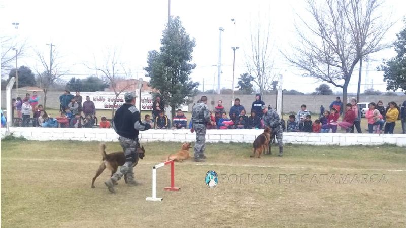 La División Canes visitó una escuela deportiva en Santa Rosa