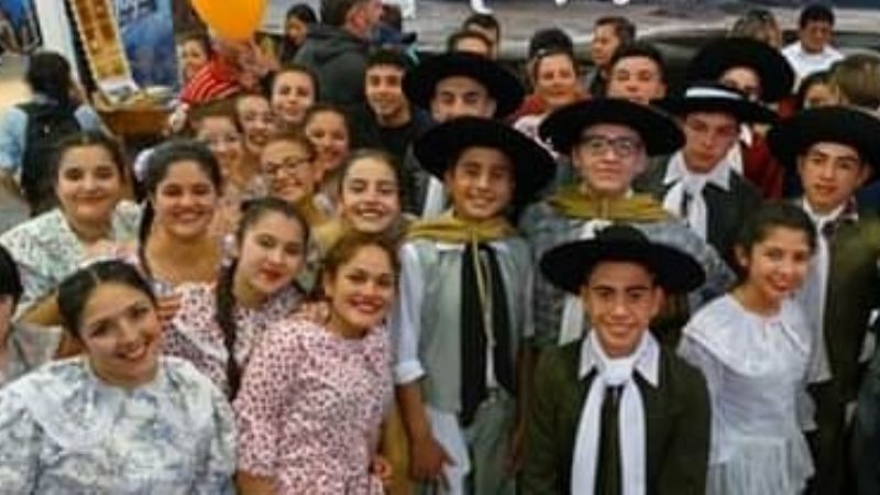 Excelente actuación de la academia "Esperanzas Criollas” de El Alto