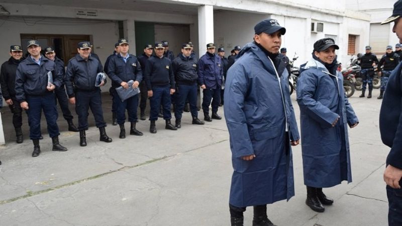 Policías recibieron protección para los días de lluvia