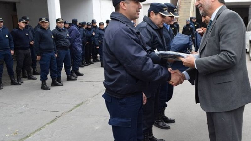 Policías recibieron protección para los días de lluvia