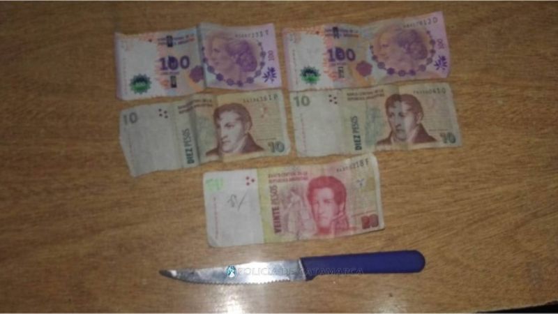 La amenazan con un cuchillo y le roban el celular