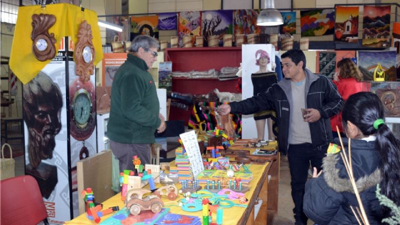 Los artesanos del Poncho siguen con sus ventas hasta el domingo