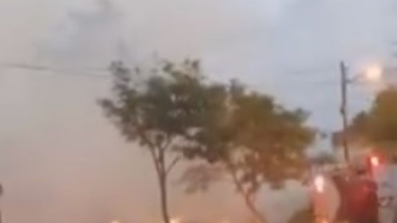 Incendio de pastizales en un baldío