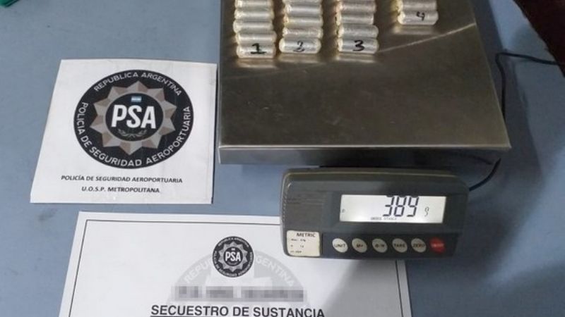 Detienen a una “mula” con más de 80 cápsulas de cocaína en el estómago