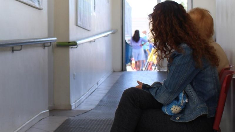 Estuvo seis horas en la sala de espera de un hospital sin ser atendido y murió