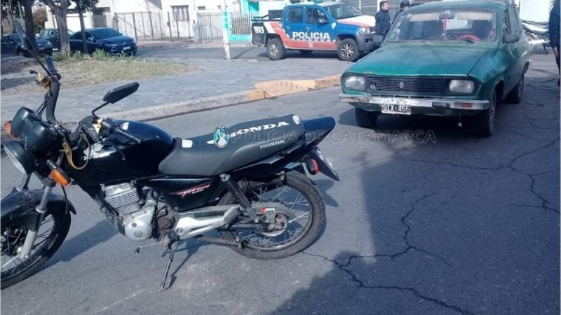 Un Renault 12 y una moto chocaron en pleno centro