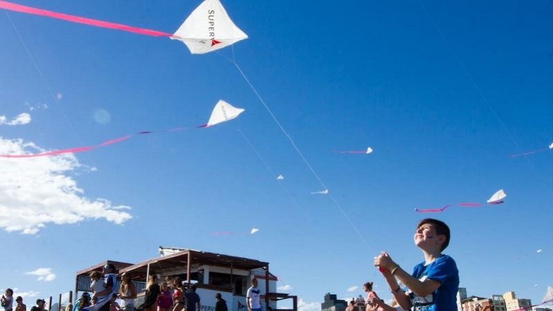 Barrileteada en la cancha del Ateneo Mariano Moreno