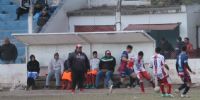LA BANDA se acomodó como escolta, goleando 3-0 a Obreros de San Isidro.