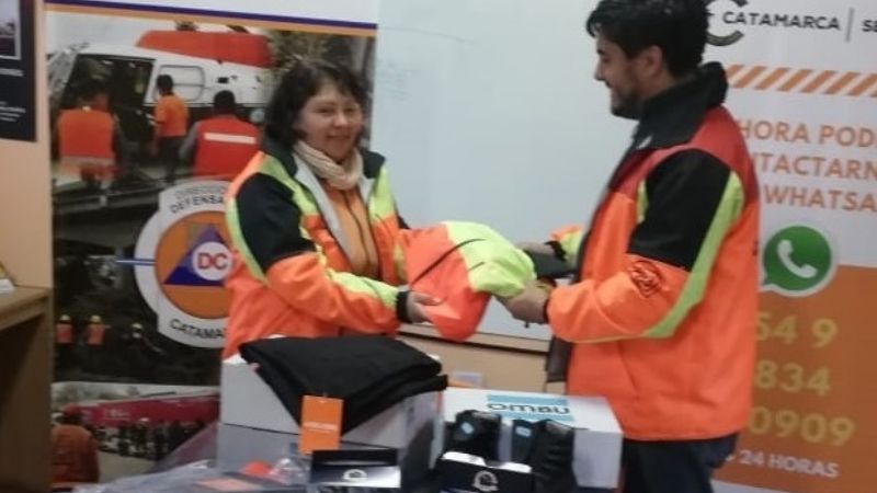 Entregan ropa y calzado a integrantes de Defensa Civil