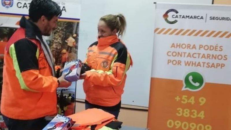 Entregan ropa y calzado a integrantes de Defensa Civil