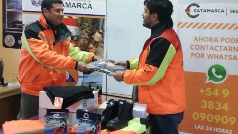 Entregan ropa y calzado a integrantes de Defensa Civil