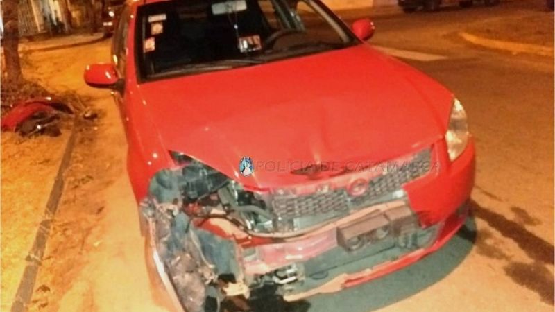 Grave choque entre un taxi y una moto