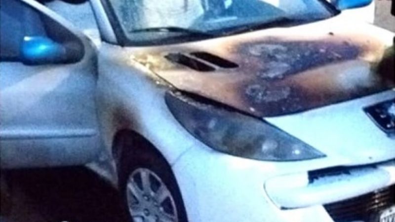 Se quedó dormido y se le prendió fuego el auto