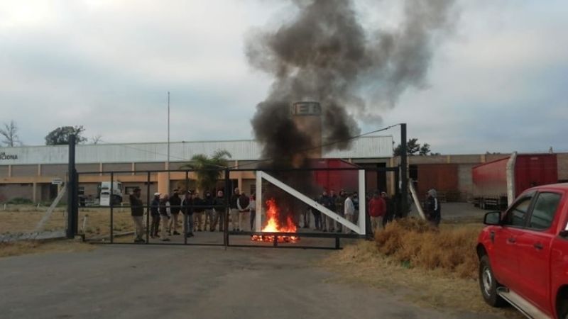 Trabajadores bloquean el ingreso a la fábrica Ikala
