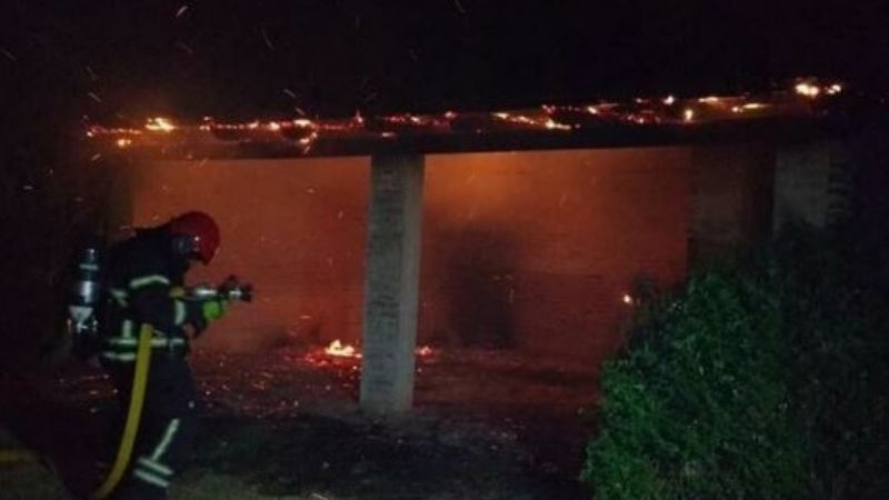 Se incendió el quincho de una vivienda en Valle Viejo