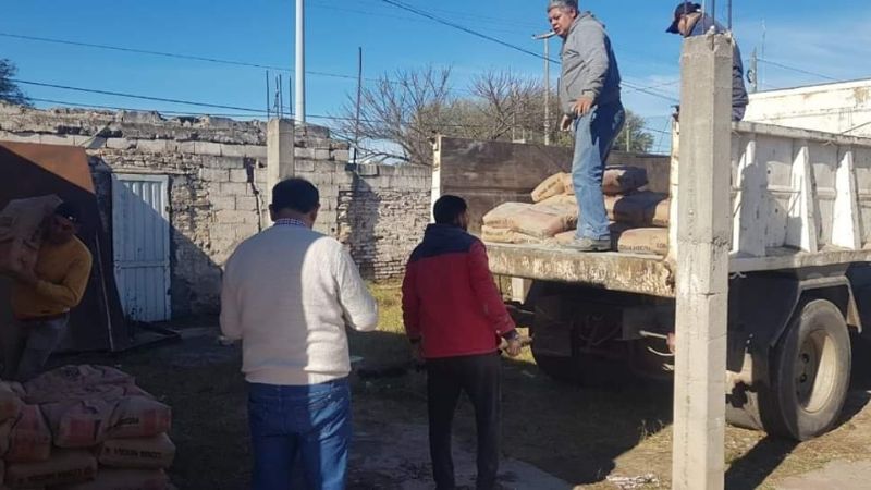 Entregaron 40 bolsas de cemento para obras en el club San Martín