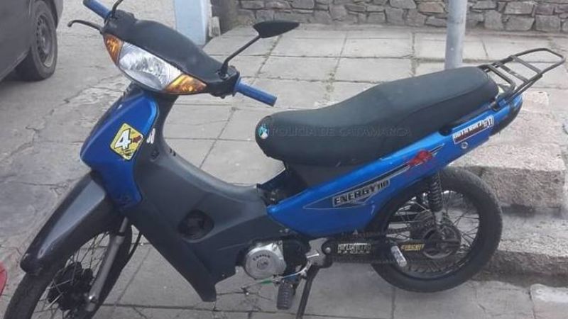 Jóvenes evadieron un control embistiendo a policías