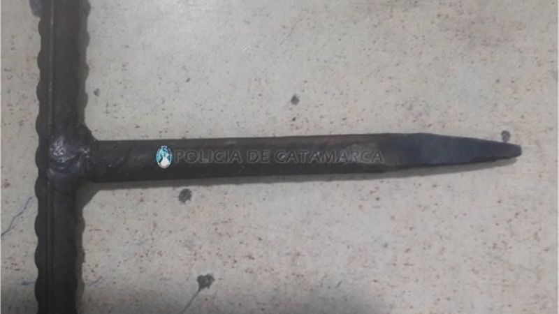 Con una espadita, quisieron agredir a policías